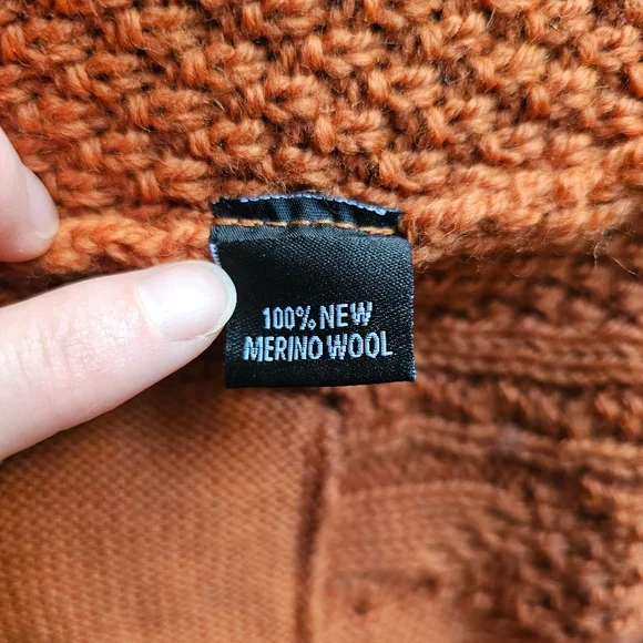 Irish Merino Wool Sweater with Claddagh charms - Picture 8 of 12